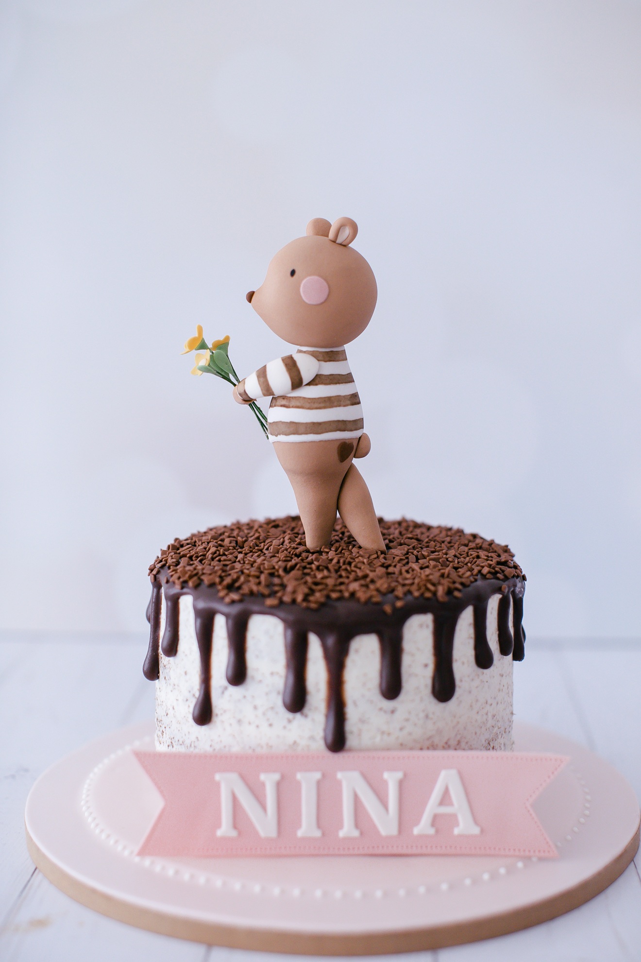 Bolo de chocolate decorado com flores em massa