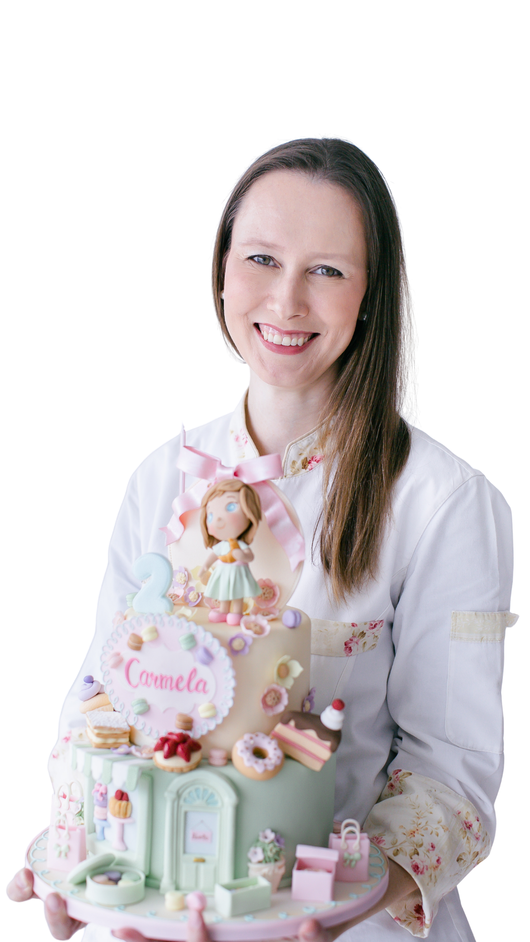 Chef Isa Herzog segurando um bolo decorado com modelagem em pasta americana